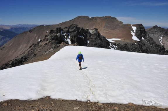 Atravessando trecho de neve na volta do cume do Cerro Piltriquitrón, em El Bolsón, na Argentina